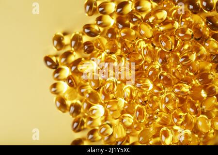 Golden Vitamin D3 Capsules gros plan en plein écran Banque D'Images