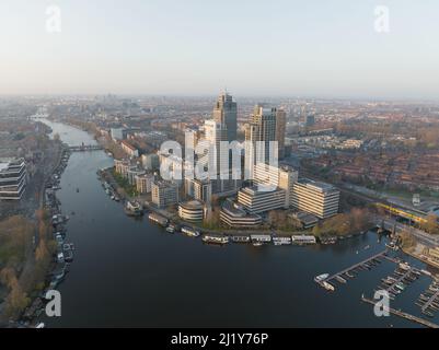 Amsterdam, 23th mars 2022, pays-Bas. Immeubles de bureaux d'Omval. Horizon d'Amsterdam aérien le long de la rivière Amstel et de la station Amstel Banque D'Images