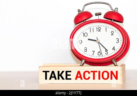 Prenez des mesures maintenant des mots écrits sur une table en bois avec horloge, dés, calculatrice stylo et boussole, Banque D'Images