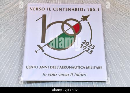 Ciampino, Italie. 28th mars 2022. Aéroport international de Ciampino (Rome), 28 mars 2022 l'Armée de l'Air italienne célèbre le 99th anniversaire de la Fondation à l'aile 31st de Ciampino. Dans la photo: Le logo de l'anniversaire 100th de l'Armée de l'Air italienne l'Armée de l'Air italienne célèbre son anniversaire de fondation 99th à l'aile 31st de Ciampino. Dans la photo: Le logo pour les 100 ans de l'Armée de l'Air italienne crédit: Agence de photo indépendante/Alamy Live News Banque D'Images