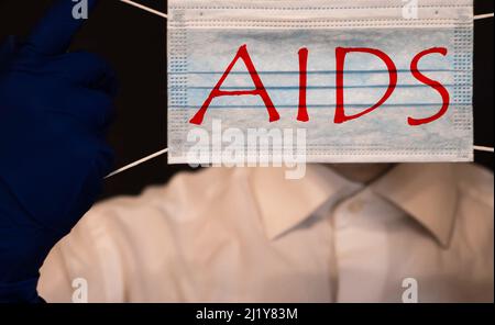 Page avec le syndrome d'immunodéficience acquise du SIDA sur la table avec stéthoscope, concept médical. Banque D'Images