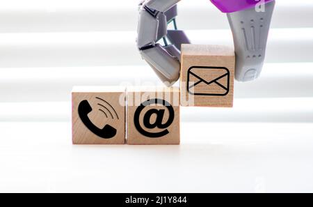 Man arrange des blocs de bois avec des icônes de médias sociaux comme Facebook, Twitter, Youtube. Le concept de l'utilisation des médias sociaux dans votre vie, la dépendance à l'Internet Banque D'Images