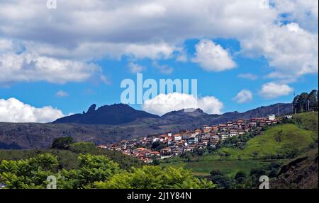 Vue panoramique sur la ville historique d'Ouro Preto, Brésil Banque D'Images