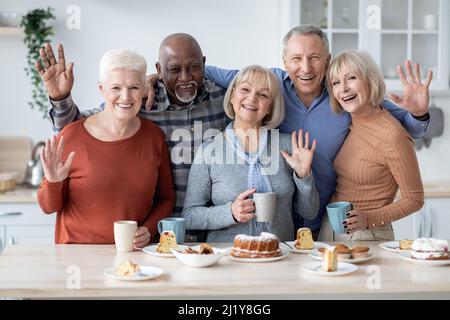 Portrait d'hommes et de femmes âgés gais qui passent du temps ensemble Banque D'Images