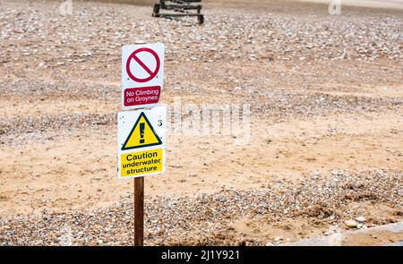 Panneau d'avertissement indiquant les dangers sur la plage de Hunstanton sur la côte nord de Norfolk Banque D'Images