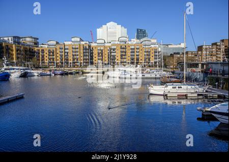 St Katharine Docks, Londres, Royaume-Uni: Port de plaisance de Saint Katharine Docks à Wapping près de la ville de Londres. Les bateaux sont amarrés dans le quai avec des canards sur l'eau. Banque D'Images