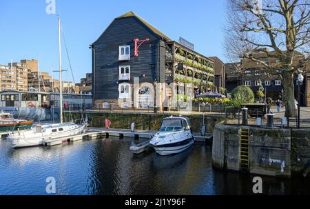 St Katharine Docks, Londres, Royaume-Uni: The Dickens Inn at St Katharine Docks Marina à Wapping près de la ville de Londres. Banque D'Images