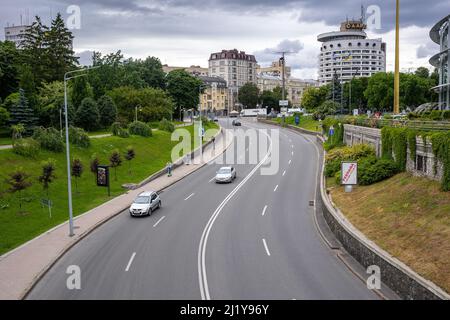 KIEV, UKRAINE - 16 juillet 2021 : KIEV, UKRAINE - 16 juillet 2021 : Parcs sur les pentes du Dniepr à Pechersk au-dessus de la descente du Dniepr. Hôtel Salut. A Banque D'Images