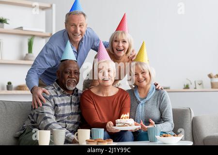 Groupe international de personnes âgées ayant la fête d'anniversaire à la maison Banque D'Images