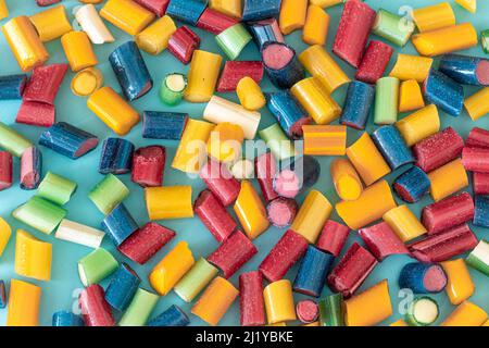 Bonbons en étain clair multicolores, gros plan, plat. Banque D'Images