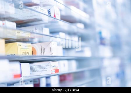 Une salle de stockage de pharmacie, les médicaments sont arrangeant et stockés sur une étagère en verre dans une pharmacie.sorti avec une main de robot Banque D'Images