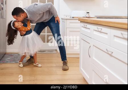 Venez ici avec ces jolies joues. Photo d'un père donnant un baiser à sa fille sur la joue. Banque D'Images