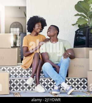 Les uns à côté des autres pour toujours. Photo d'un jeune couple qui s'est déplacé dans sa nouvelle maison. Banque D'Images