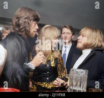 MARIANNE FAITHFULL avec Mick Jagger et Brian Jones, à droite, à une réception pour les Supremes dans un club de n Kings Road, Londres, 1968 janvier Phot0: Tony Gale Banque D'Images