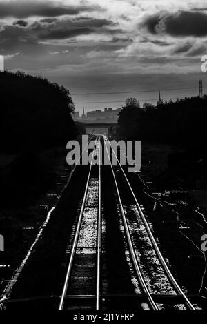 Basse lumière du soleil tôt le matin en hiver qui se jante du chemin de fer à deux voies à Salwick sur la ligne ferroviaire britannique Preston - Blackpool Network Banque D'Images