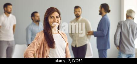 Portrait d'une jeune belle et réussie femme chef d'entreprise ou employé de l'entreprise. Banque D'Images