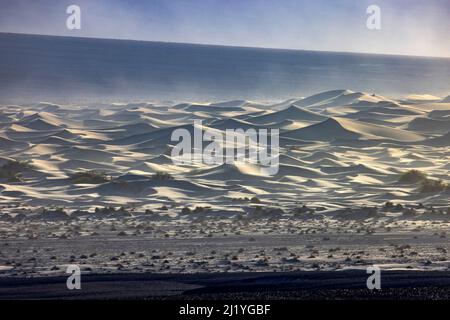 Le vent souffle le sable à travers les dunes de sable de Mesquite Flat près de Stovepipe Wells dans le parc national de la Vallée de la mort, Californie, États-Unis. Banque D'Images