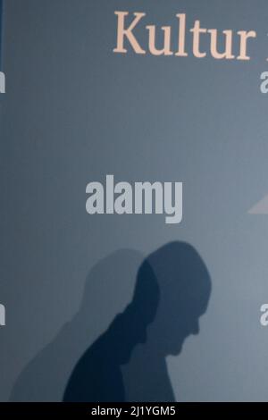 Berlin, Allemagne. 28th mars 2022. L'ombre du chancelier OLAF Scholz (SPD) tombe sur un mur alors qu'il parle de l'ouverture de l'événement Culture dans la Chancellerie sur "les voix littéraires d'une Europe forte". Credit: Carsten Koall/dpa/Alay Live News Banque D'Images