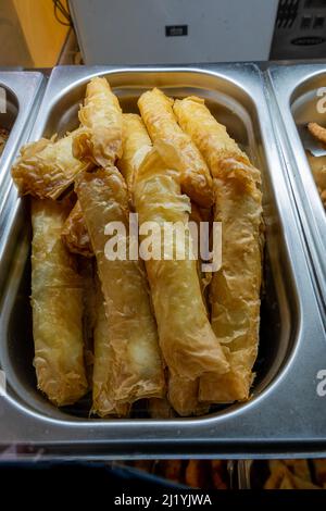 Détail des cigares au fromage dans un restaurant libanais Banque D'Images