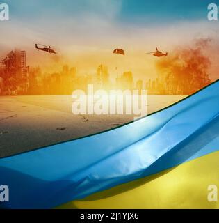 Drapeau de l'Ukraine avec feu et ville détruite Banque D'Images