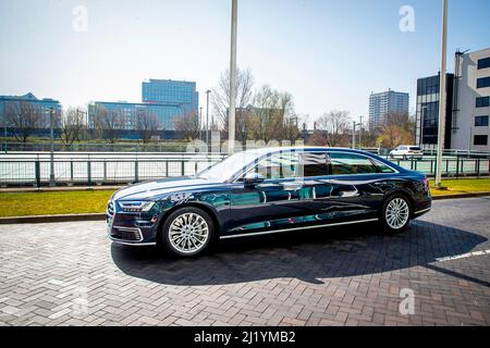 Rotterdam, pays-Bas. 28th mars 2022. Nouvelle voiture Royale prolongée Audi A8 de la reine Maxima des pays-Bas ouvre la semaine de l'argent à Kunsthal le 28 mars 2022 à Rotterdam, pays-Bas. Credit: Patrick van Katwijk//dpa/Alay Live News Banque D'Images