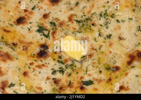 Pain indien Tandoori Naan également appelé Amritsari Tanduri Nan Kulcha pain cuit au four chaud Tandoor est populaire Flatbread apprécié dans le Nord et le Sud Banque D'Images