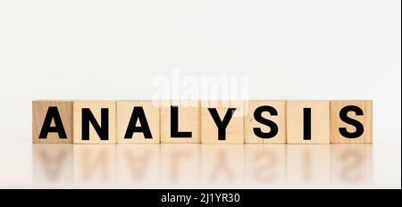 analyse de mot d'inscription sur des blocs de cube en bois sur fond bleu avec espace de copie. Business SWOT analysys concept Banque D'Images