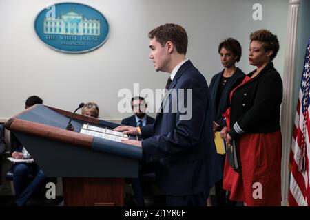 Washington, États-Unis. 28th mars 2022. Andrew Bates, secrétaire de presse adjoint de la Maison Blanche, accompagné de Cecilia Rouse Présidente du Conseil des conseillers économiques, centre, Et Shalanda Young Director of the United States Office of Management and Budget, Left, prend la parole lors d'une conférence de presse dans la salle de presse James S. Brady à la Maison Blanche à Washington, DC, le 28 mars 2022. (Photo d'Oliver Contreras/Pool/Sipa USA) Credit: SIPA USA/Alay Live News Banque D'Images