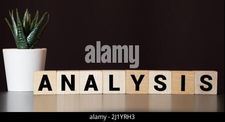 analyse de mot d'inscription sur des blocs de cube en bois sur fond bleu avec espace de copie. Business SWOT analysys concept Banque D'Images