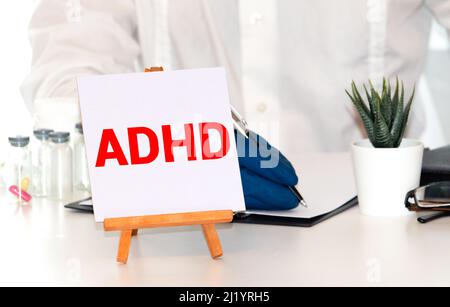 Jeune garçon est titulaire d'ADHD texte écrit sur le tableau noir. Le TDAH est un trouble d'hyperactivité avec déficit de l'attention. Close up. Banque D'Images