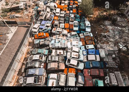 Vue aérienne d'un dépotoir d'automobile soviétique d'un drone.Tir de dessus à des tas de voitures rouillées.Voitures russes abandonnées en attente de mise au rebut et Banque D'Images