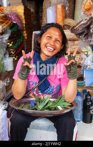 Une femme balinaise souriant au marché de Sukawati à Bali. Banque D'Images