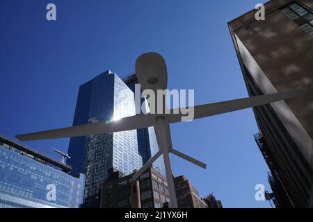 Untitled (Drone), sculpture en fibre de verre à grande échelle d'un drone abstrait, High Line, New York. L'artiste Sam durant se concentre sur les questions de surveillance. Banque D'Images