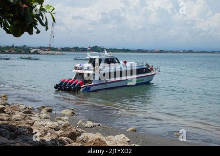 Un bateau rapide avec cinq gros moteurs hors-bord au port de Sanur attendant d'emmener des passagers à l'île de Nusa Penida à Bali, en Indonésie. Banque D'Images