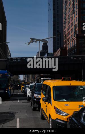 Untitled (Drone), sculpture en fibre de verre à grande échelle d'un drone abstrait, High Line, New York. L'artiste Sam durant se concentre sur les questions de surveillance. Banque D'Images