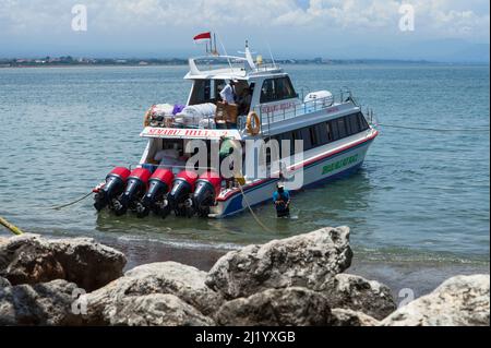 Un bateau rapide avec cinq gros moteurs hors-bord au port de Sanur attendant d'emmener des passagers à l'île de Nusa Penida à Bali, en Indonésie. Banque D'Images