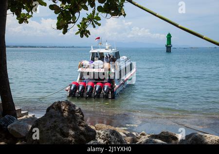 Un bateau rapide avec cinq gros moteurs hors-bord au port de Sanur attendant d'emmener des passagers à l'île de Nusa Penida à Bali, en Indonésie. Banque D'Images