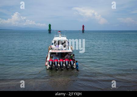 Un bateau rapide avec cinq gros moteurs hors-bord au port de Sanur attendant d'emmener des passagers à l'île de Nusa Penida à Bali, en Indonésie. Banque D'Images