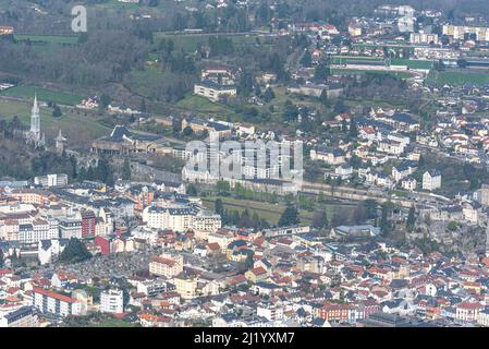 Paysage urbain de Lourdes en France de pic de Jer en hiver. Banque D'Images