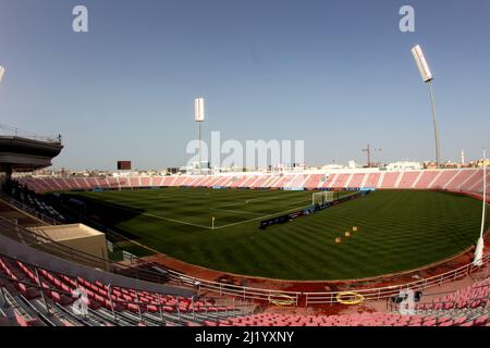 DOHA, QATAR - MARS 27: Vue panoramique du Grand Hamad Stadium, avant la coupe du monde de la FIFA, Qatar 2022 qualification match entre les îles Salomon et la Papouasie-Nouvelle-Guinée au Grand Hamad Stadium le 27 mars 2022 à Doha, Qatar. (Photo par MB Media) Banque D'Images