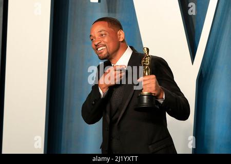 Beverly Hills, Californie. 27th mars 2022. Will Smith aux arrivées de Will Smith avec son Oscar Award à la Vanity Fair Oscar Party 2022, Wallis Annenberg Centre for the Performing Arts, Beverly Hills, CA 27 mars 2022. Crédit : Priscilla Grant/Everett Collection/Alay Live News Banque D'Images