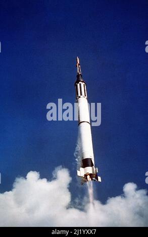 Le Mercury Redstone 3, avec Al Shepard à bord, se levant du cap Canaveral le 5 1961 mai Banque D'Images