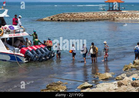 Un bateau rapide avec cinq gros moteurs hors-bord au port de Sanur attendant d'emmener des passagers à l'île de Nusa Penida à Bali, en Indonésie. Banque D'Images