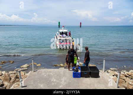 Un bateau rapide avec cinq gros moteurs hors-bord au port de Sanur attendant d'emmener des passagers à l'île de Nusa Penida à Bali, en Indonésie. Banque D'Images