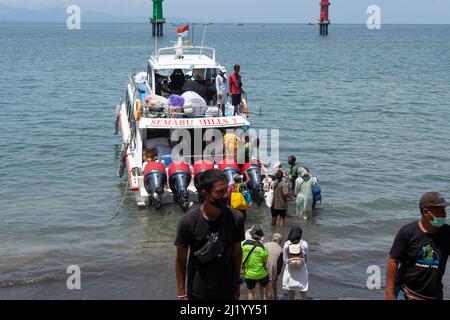 Un bateau rapide avec cinq gros moteurs hors-bord au port de Sanur attendant d'emmener des passagers à l'île de Nusa Penida à Bali, en Indonésie. Banque D'Images