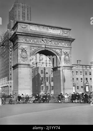 Washington Square Arch, New York, New York, Etats-Unis, Edwin Rosskam, Administration américaine de la sécurité agricole/États-Unis Office of War information, décembre 1941 Banque D'Images