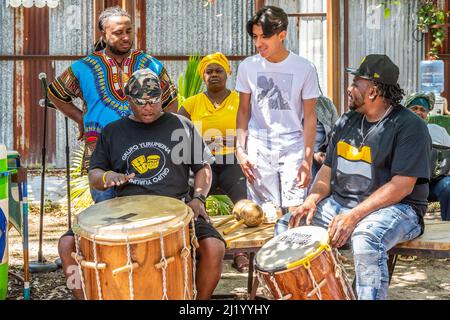 Grupo Yurumeina effectue une démonstration de batterie et un atelier lors de la journée communautaire de Garifuna au Music Box Village de la Nouvelle-Orléans, Louisiane, États-Unis. Banque D'Images