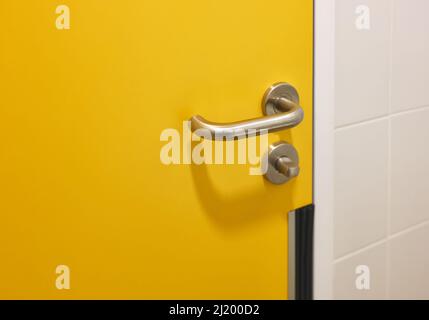 détail d'une poignée de porte dans une salle de bain publique Banque D'Images