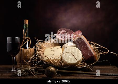 Assortiment de fromages faits maison, saumi sur table en bois avec fond en bois. Gros plan Banque D'Images