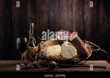 Assortiment de fromages faits maison, saumi sur table en bois avec fond en bois. Gros plan Banque D'Images